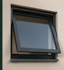 Valraam in hoge keuken — ventilatie hoog in de ruimte voor warmte-afvoer