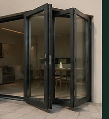 Vouwwand met vier panelen volledig opengevouwen — vrijwel volledig open gevel naar de tuin